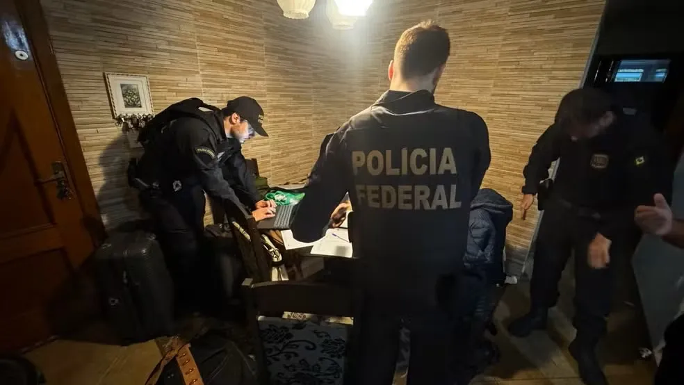 Agentes da PF de Campinas durante cumprimento de mandados da operação Rota Diplomática — Foto: Polícia Federal/Divulgação