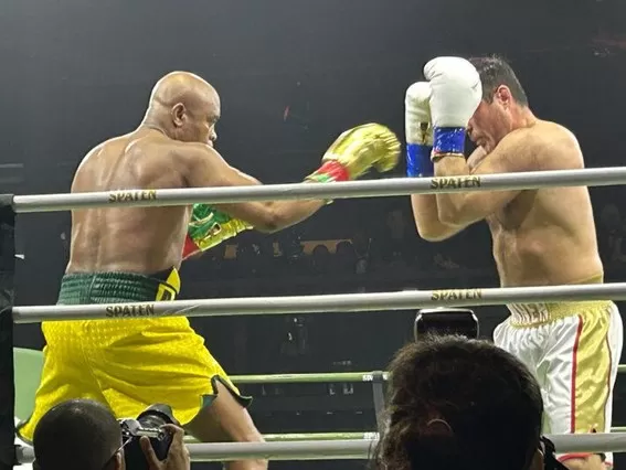 Anderson Silva e Sonnen não empolgam no ringue, mas despedida da lenda do MMA emociona público