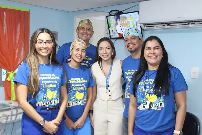 Famílias atendidas pelo espaço Amigo Ruy recebem novos cordões de identificação no Dia do Orgulho Autista