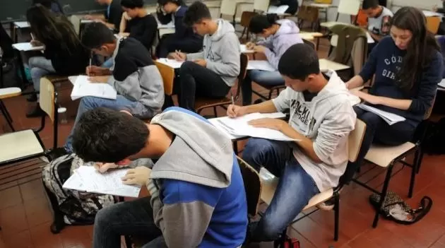Senado vota lei para aumentar carga horária de alunos do ensino médio