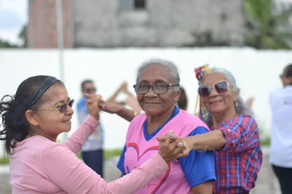 Comunitários da zona rural recebem noções sobre cuidado de pessoas idosas em curso da prefeitura.