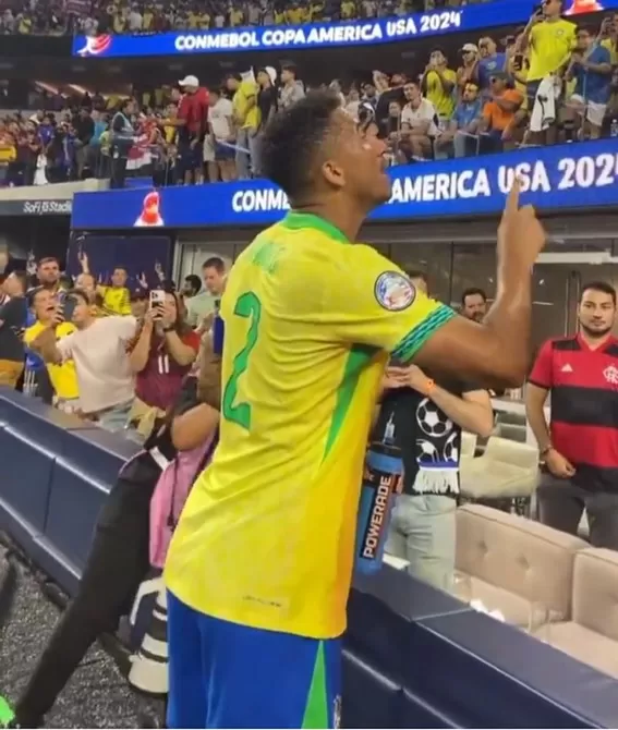 Capitão da Seleção, Danilo discute com torcedor, e Neymar intervém: "Ninguém está de brincadeira"