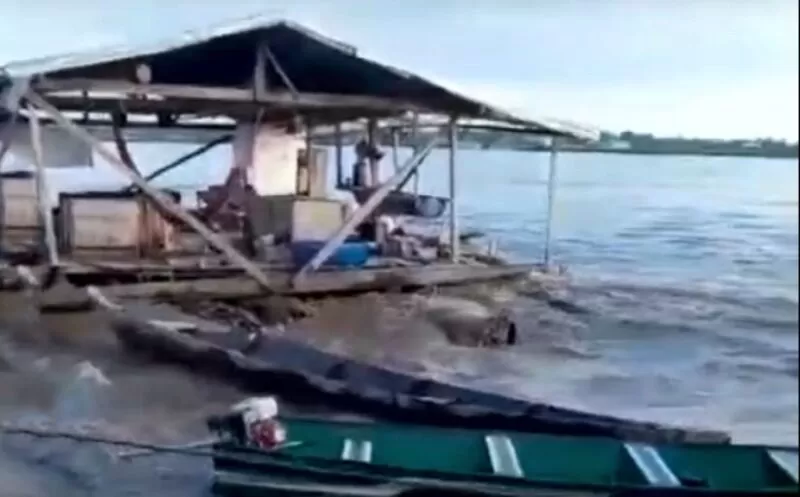 Banzeiro provocado por lancha indo a Parintins está derrubando casas no Amatari, em Itacoatiara