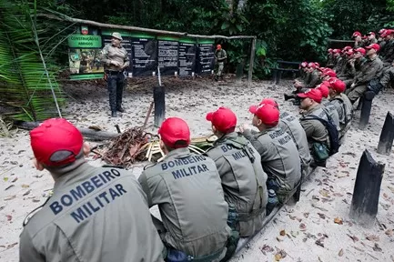 Corpo de Bombeiros realiza instrução prática de resgate em área de selva para 200 alunos soldados