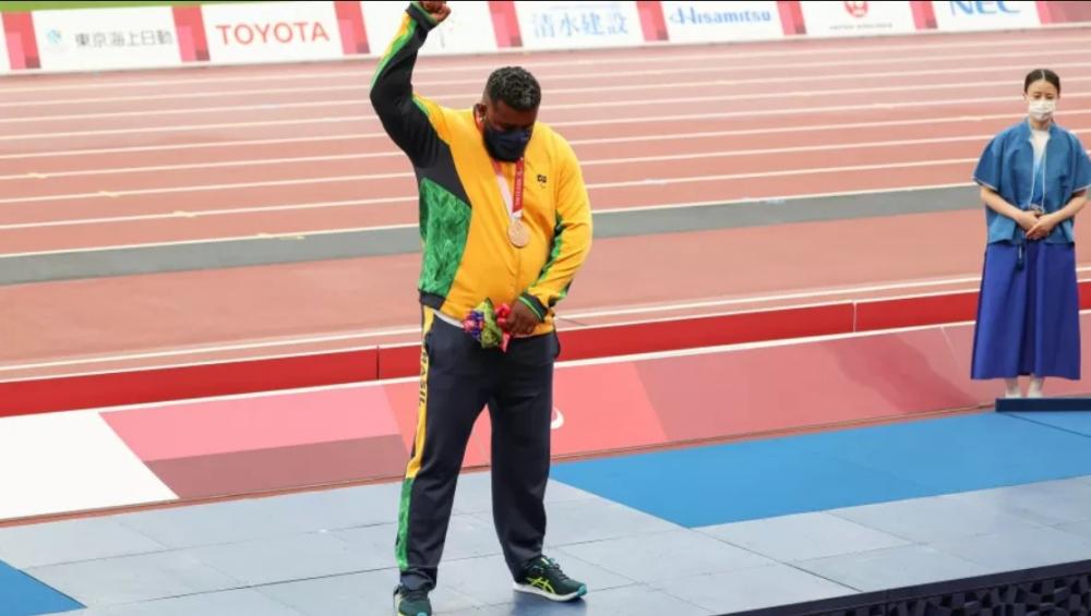 Thiago Paulino protesta no pódio contra decisão que lhe tirou o ouro