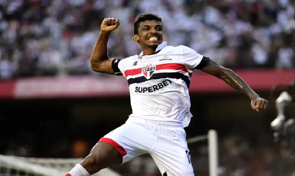 Luiz Gustavo, do São Paulo, é internado com tromboembolismo pulmonar
