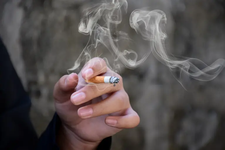 Estudo aponta que um cigarro tira 20 minutos de vida dos fumantes
