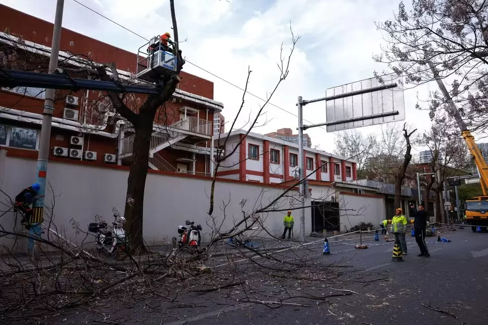 Ventos fortes e tempestades de areia levam Pequim a cancelar centenas de voos e fechar parques