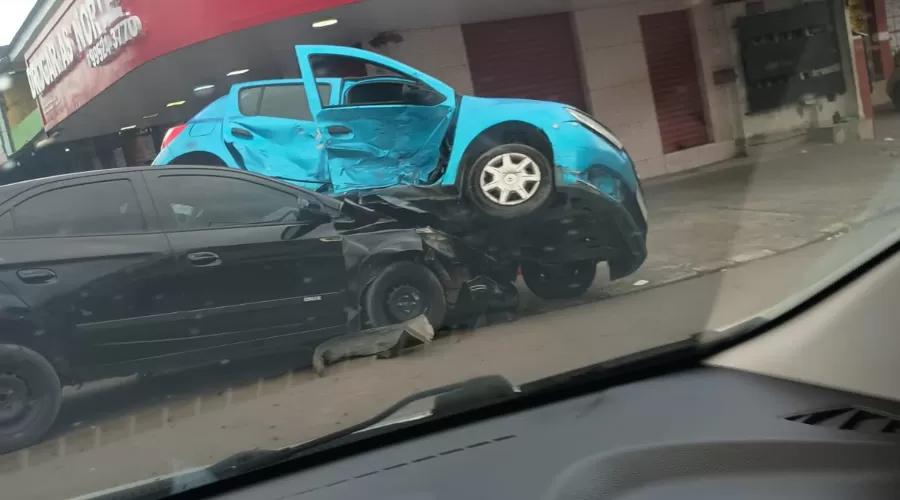  Acidente de trânsito provoca capotamento de dois carros no Bairro Santa Etelvina em Manaus