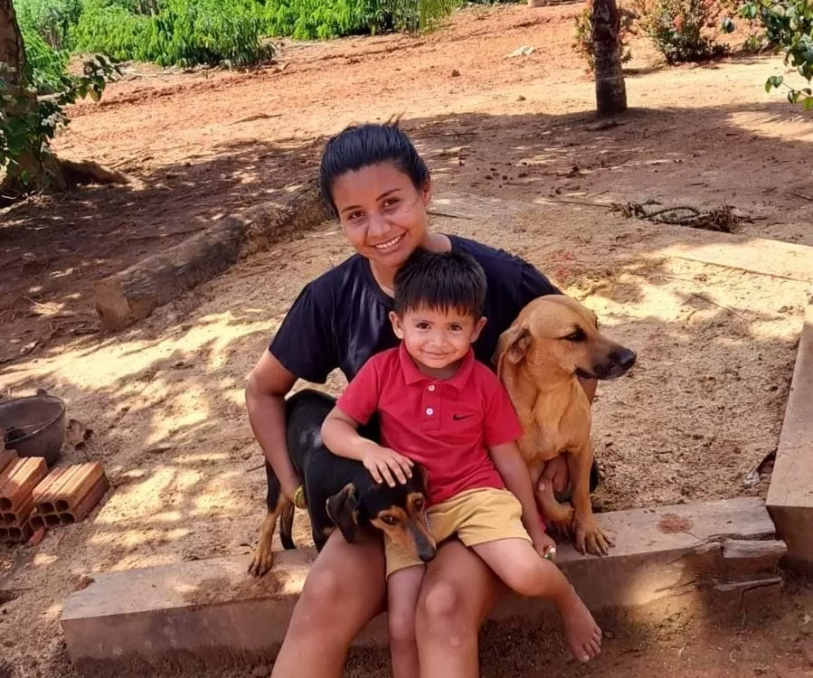  Criança de 2 anos desaparece na BR-319 e é encontrada sendo protegida por cães.