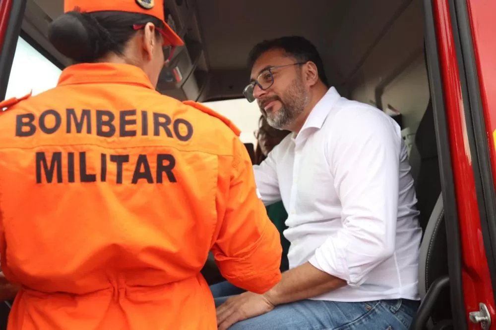Governador Wilson Lima entrega drones que despejam água e viaturas de grande porte aos Bombeiros destinadas ao interior do Amazonas