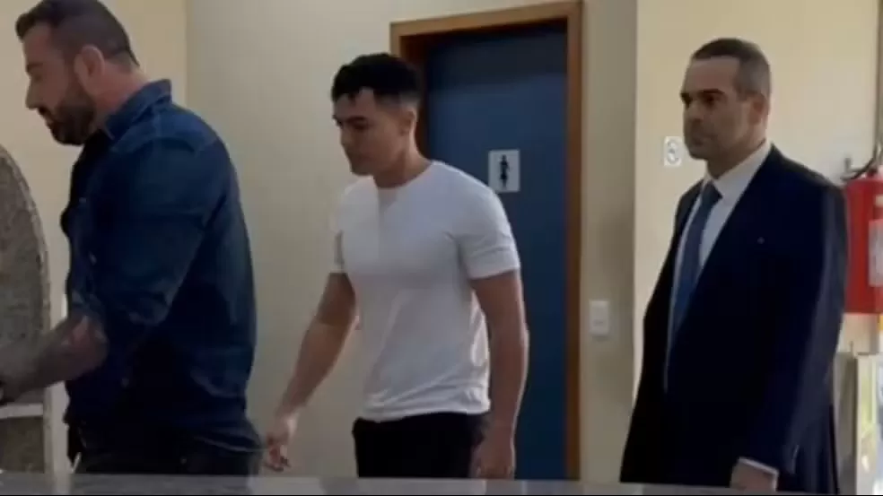 Influenciador que atropelou e matou noivo logo depois do casamento no Recreio se entrega à polícia após 10 meses foragido