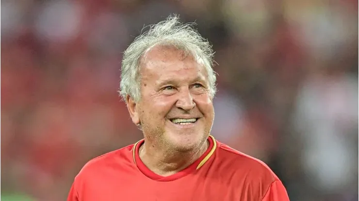 Zico assina contrato e volta ao Flamengo com salário de R$ 200 mil e contrato até 2027 e será embaixador