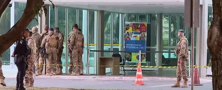Suspeita de bomba em frente a ministério mobiliza polícia em Brasília