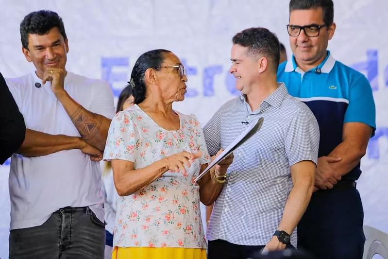 Prefeito David Almeida entrega 403 títulos definitivos no Novo Reino 1 e reforça maior programa de regularização fundiária da história de Manaus