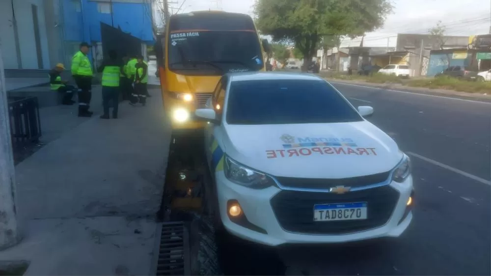 Prefeitura de Manaus flagra ‘amarelinho’ fazendo ultrapassagens perigosas com condutor reincidente sem CNH na Autaz Mirim