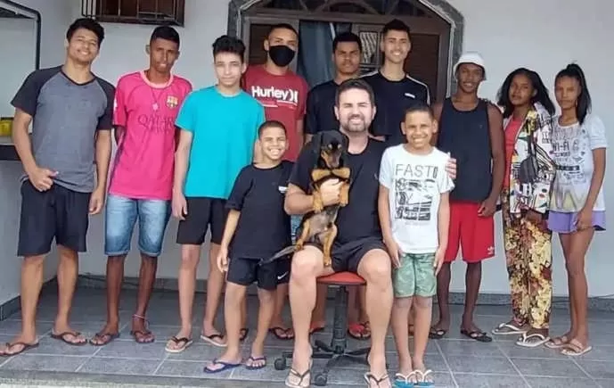 Homem adota 12 crianças sozinho para não separar irmãos biológicos: “Minha família”