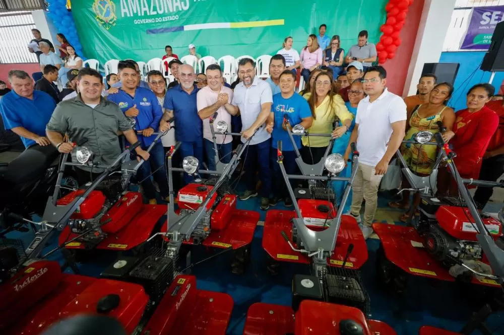 Em Barreirinha, governador Wilson Lima entrega implementos agrícolas para fortalecer cadeias produtivas da região