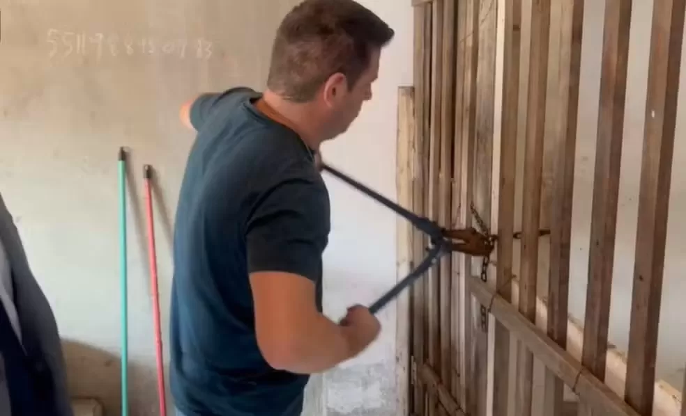 Pais são presos suspeitos de torturar e manter filho autista de 19 anos em cárcere privado na Grande SP