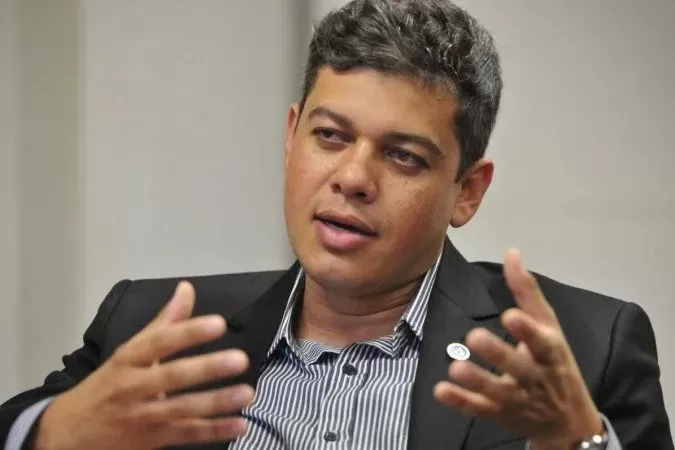 Suspeito de embriaguez ao volante, deputado tenta dar carteirada na PM