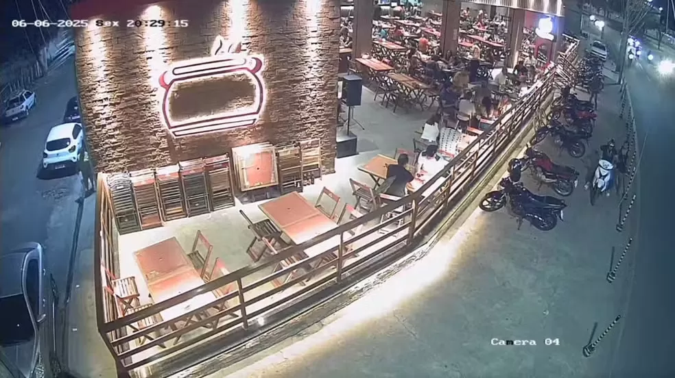 Mulher sobrevive a emboscada do ex-namorado em Juazeiro do Norte ao fingir estar morta após ser esfaqueada