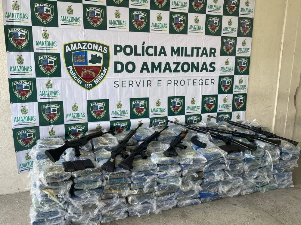 Polícia Militar apreende meia tonelada de droga, fuzis e lanchas no bairro Educandos, em Manaus