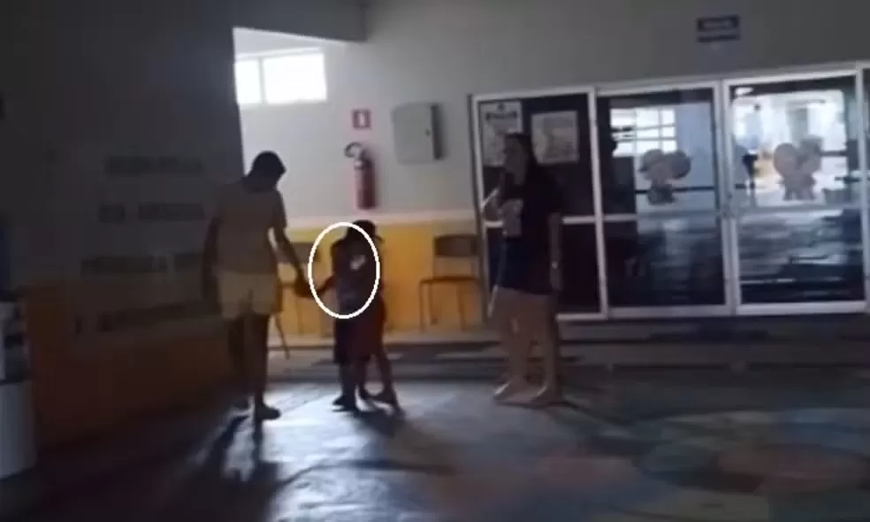 Menino de 4 anos é esquecido e fica mais de 1 hora trancado sozinho em creche na cidade de Aiuaba, no interior do Ceará.