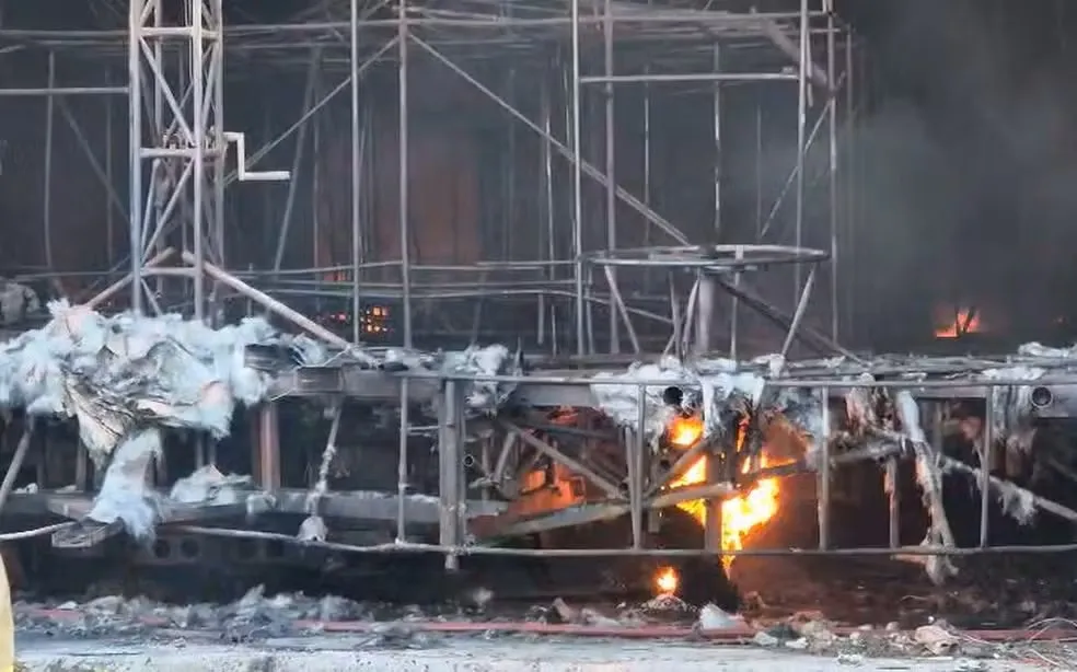 Incêndio atinge barracões de três escolas de samba na Zona Portuária do Rio