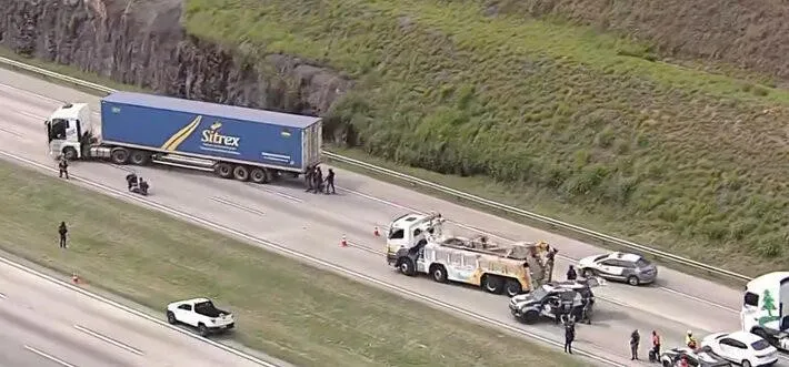 Caminhão ficou atravessado na pista na altura do quilômetro 44 do Rodoanel Mário Covas, em Itapecerica da Serra. Foto: Reprodução/TV Globo - 12/11/2025